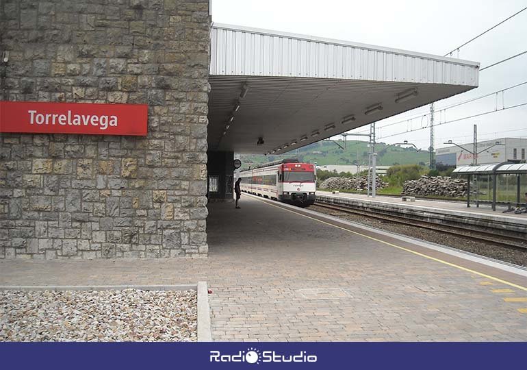 Imagen de archivo de un tren llegando a la estación de Cercanías Renfe en Torrelavega.