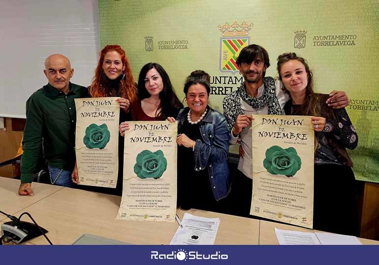 Plantel de actores del Don Juan de Noviembre con la concejal de Cultura de Torrelavega, Esther Vélez.