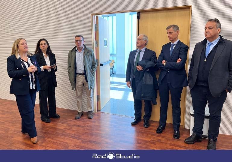 La consejera de Justicia, Isabel Urrutia, visita el Palacio de Justicia de Torrelavega | Foto: Radio Studio