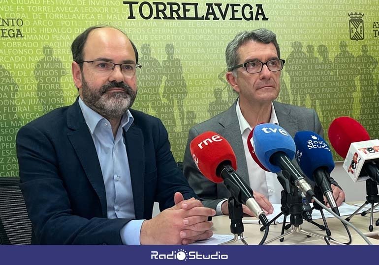 Pedro Pérez Noriega, concejal de Hacienda, y José Luis Urraca, concejal de Obras, presentan el proyecto de Presupuestos 2024 | Foto: Radio Studio