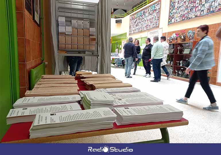 Imagen de la jornada electoral el pasado domingo en un colegio de Torrelavega.