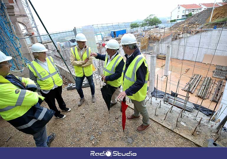 Visita a las obras de remodelación del Palacio del Amo en Suances.