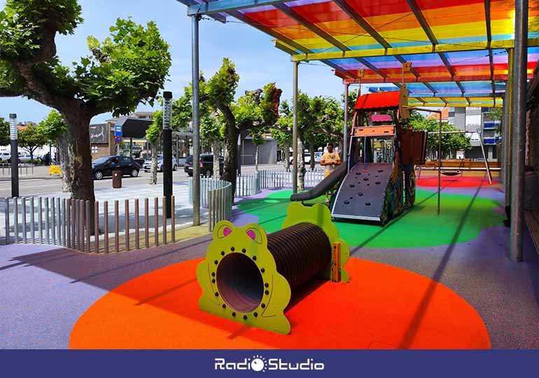 La remodelación y cubierta del parque infantila de la plaza de Viares, en Suances, ha quedado completada.