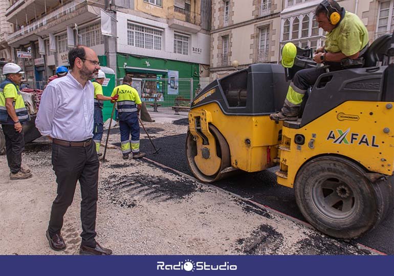 Trabajos contrarreloj de asfaltado en la calle Julián Ceballos para habilitar pasos entre las principales calles durante las fiestas.