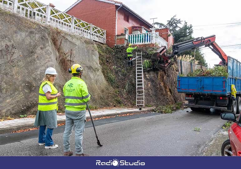 La alcaldesa de Polanco, Rosa Díaz, visitando los tabajos de limpieza y estabilización de la Peña.