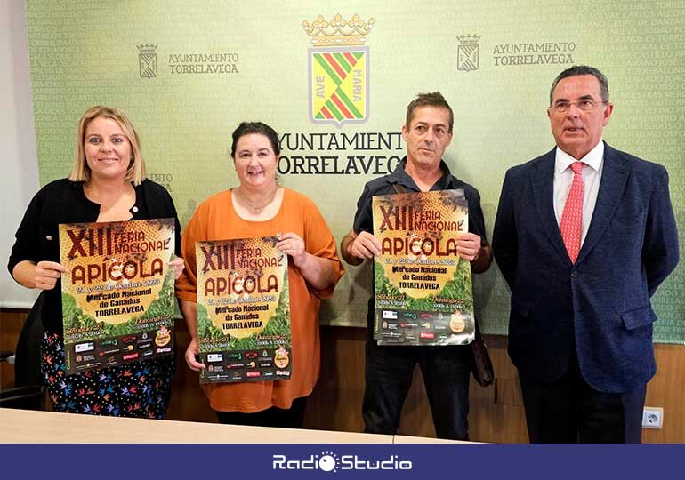 Presentación de la XII Feria Apícola que se celebra este fin de semana en el Mercado Nacional de Ganados de Torrelavega.