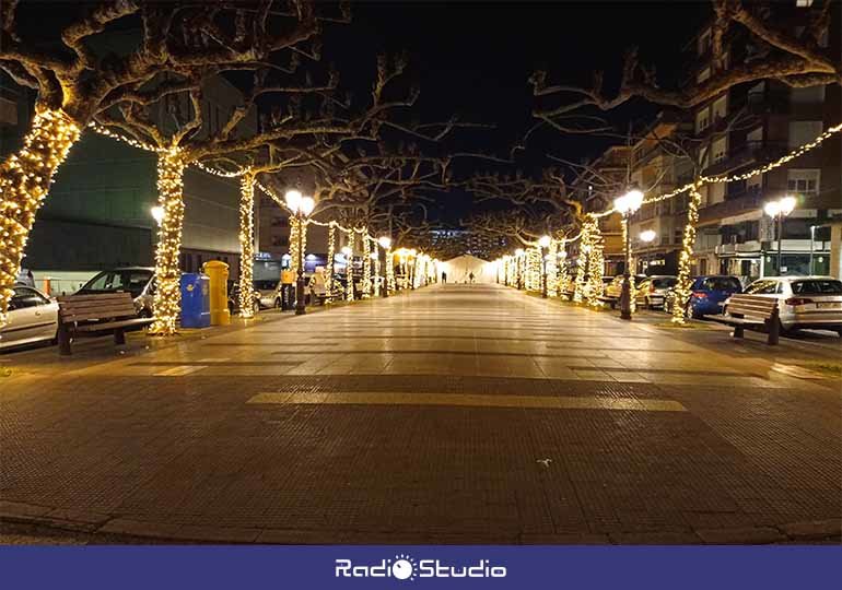 Iluminación navideña instalada en la avenida de España el año pasado.