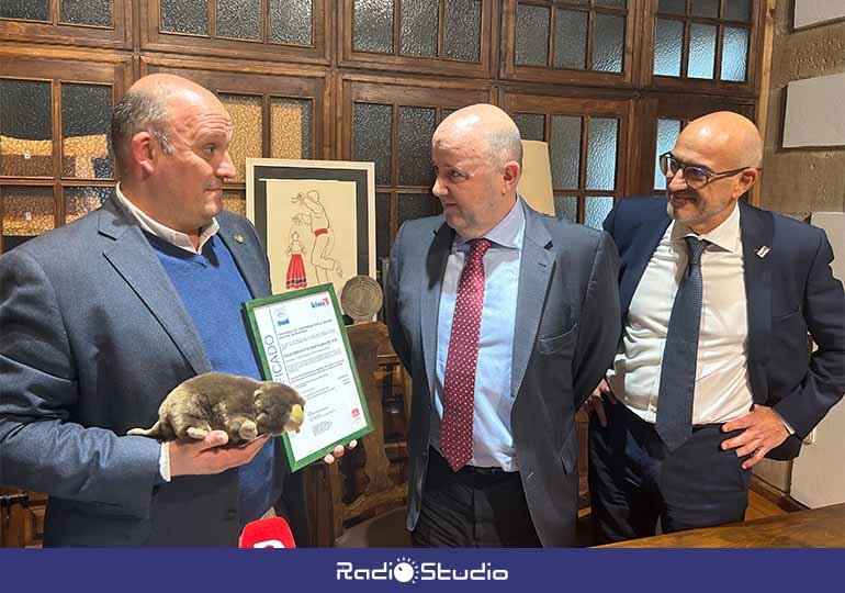 El alcalde de Santillana del Mar fue el encargado de recoger el certificado.