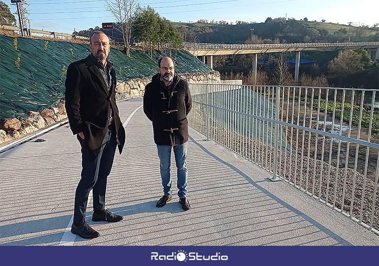 La rampa conecta la pasarela peatonal y ciclable sobre el río Saja-Besaya con 'el Patatal'.