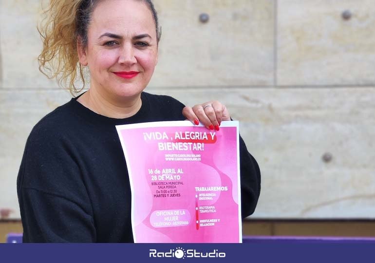 La concejal, Raquel Fernández, con el cartel del taller