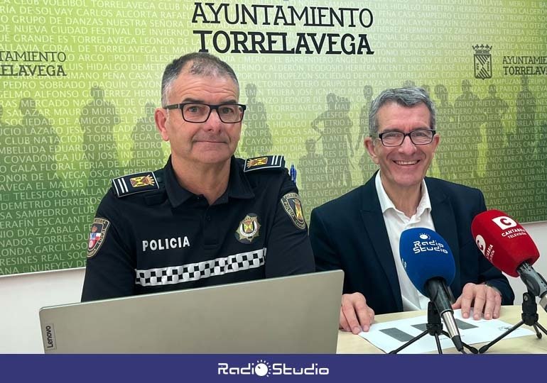 El concejal, Pedro Pérez Noriega, y el jefe de la Policía Local de Torrelavega, Enrique Triguero | Foto: Radio Studio