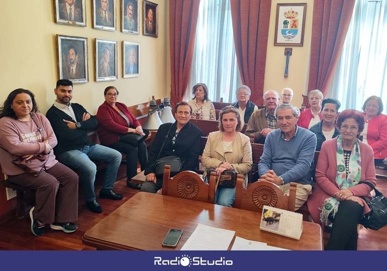 Reunión del alcalde y los usuarios del transporte municipal de carácter social de Suances