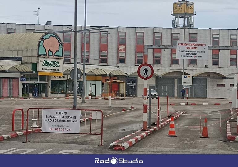 Aparcamiento pequeño del Bulevar Comercial Altamira con el cartel para reservar las futuras plazas | Foto: Radio Studio