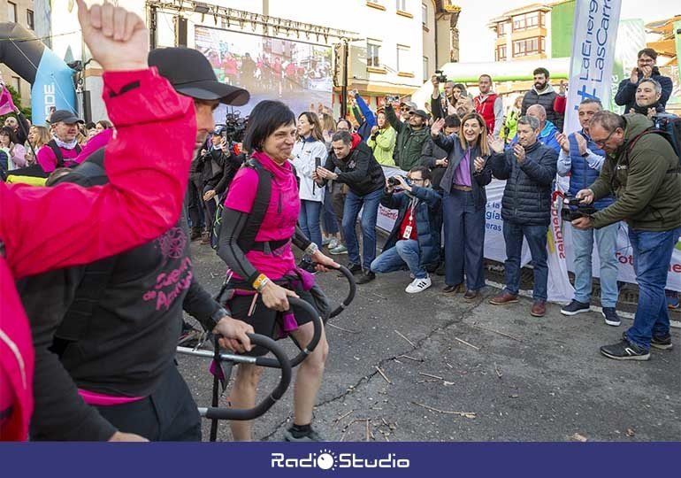 La presidenta de Cantabria dio la salida a la prueba, que arrancó con la modalidad de rutas adaptadas gracias a asociaciones como Arrastrasillas y Cuestión de Aptitud.