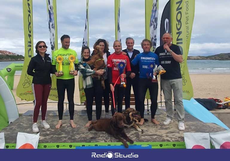 Podium de surfers y sus mascotas, ganadores en las distintas modalidades del Campeonato Europeo disputado en Suances.