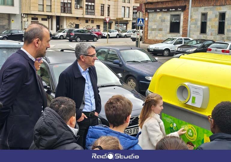 Javier López Estrada y Pedro Pérez Noriega junto a unos escolares que participan en el concurso