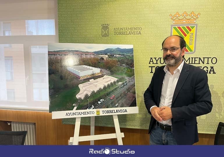 El concejal de Obras, José Luis Urraca, junto a la imagen de lo que será el nuevo skatepark ubicado en Nueva Ciudad