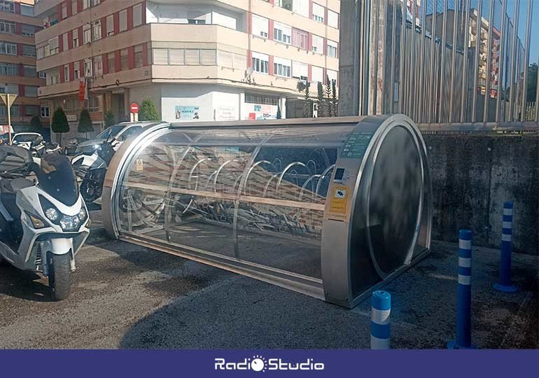 Este primer aparcamiento seguro y a cubierto con capacidad para 10 bicicletas se ha instalado en la calle Pintor Varela, junto a la parada de autobús a Santander.