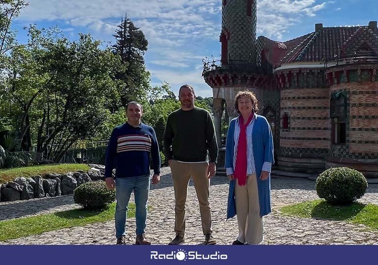 La alcaldesa, María Teresa Noceda Llano, durante la firma del convenio junto al concejal del Turismo, Julián Rozas, y el director de El Capricho de Gaudí, Carlos Mirapeix