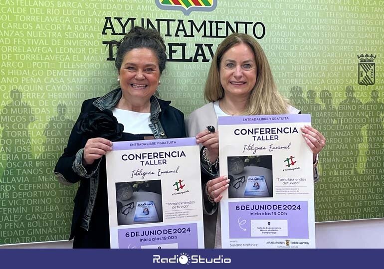 Esther Vélez y Susana Martínez presentan la conferencia | Foto: Radio Studio