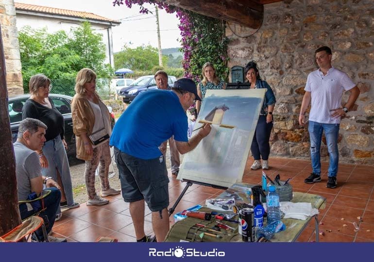 La alcaldesa de Polanco, Rosa Díaz, y concejales visitan a un artista en pleno trabajo