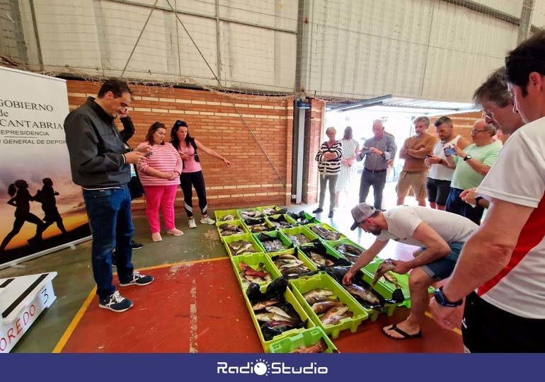 Limones Solidarios obtiene 500 euros con la venta de las capturas del Campeonato regional de pesca submarina