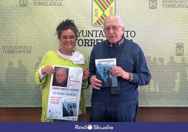 La concejala de Cultura, Esther Vélez, y Joaquín Santiago presentan el último libro del autor | Foto: Radio Studio