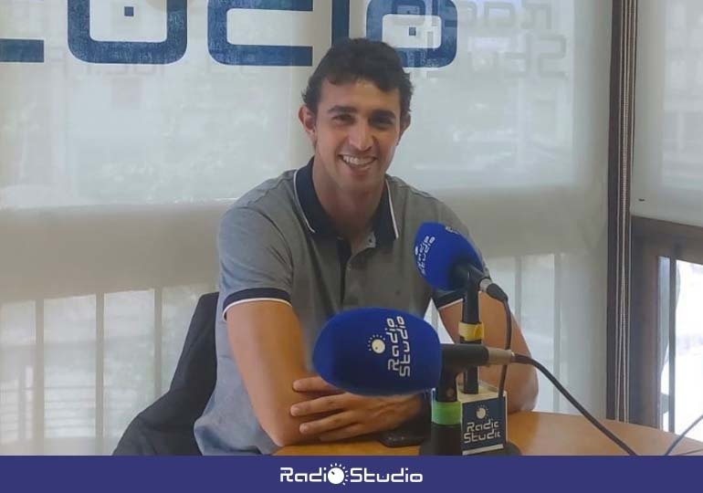 El concejal de Deportes del Ayuntamiento de Torrelavega, Nacho González, en Radio Studio