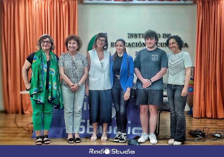 Participantes en el programa especial de Radio Studio desde el IES Zapatón sobre la oferta de FP en Cantabria.