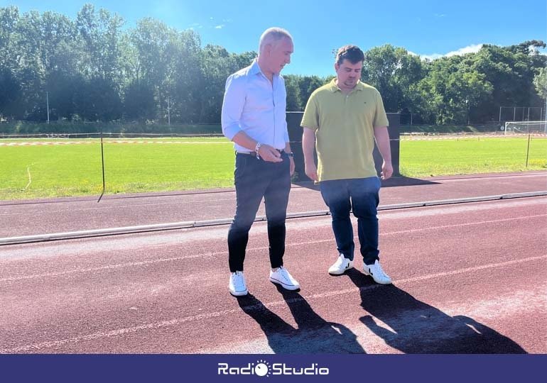 El secretario general del Partido Popular de Torrelavega, Miguel Ángel Vargas, y el concejal Enrique Gómez Zamanillo, en la pista de atletismo | Foto: Radio Studio