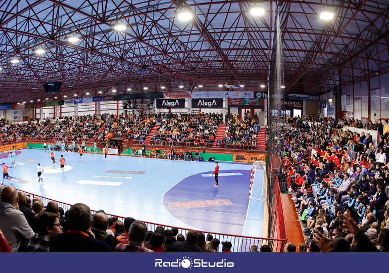 Un partido en el BM Torrelavega en el pabellón Vicente Trueba