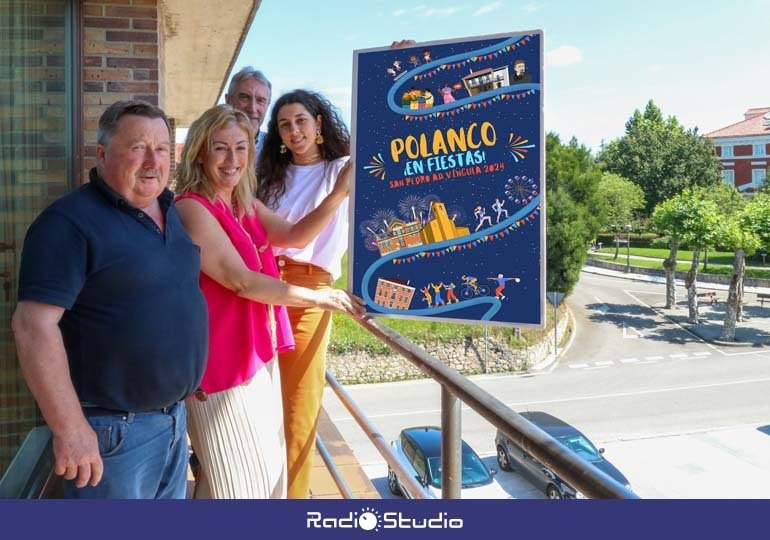 La alcaldesa de Polanco, Rosa Díaz, y Zoe Galdeano Ricciardiello muestran el cartel anunciador de San Pedro Advíncula de este año junto a los concejales Fernando Saludo y Avelino Rodríguez