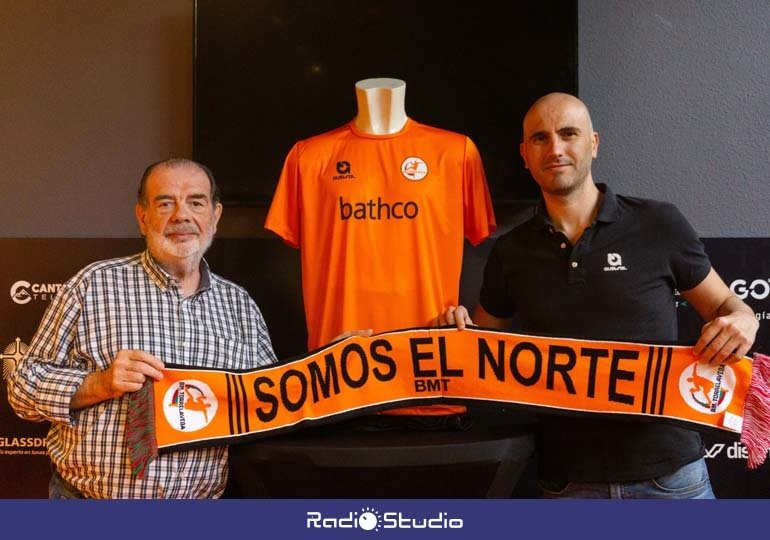 Antonio Gómez, 
presidente del club, y David García Peña, representante comercial de 
Austral, tras la firma del contrato | Foto: BM Torrelavega