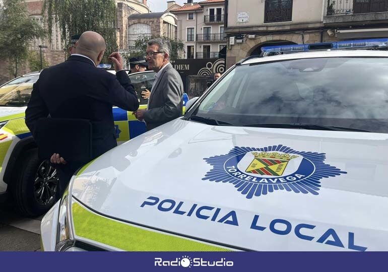 El concejal de Seguridad, Pedro Pérez Noriega, junto a uno de los nuevos vehículos | Foto: Radio Studio