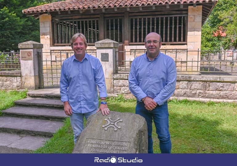 Pablo Diestro junto al concejal de Cultura, Fernando Callejo, frente a la Casa de Juntas de Puente San Miguel