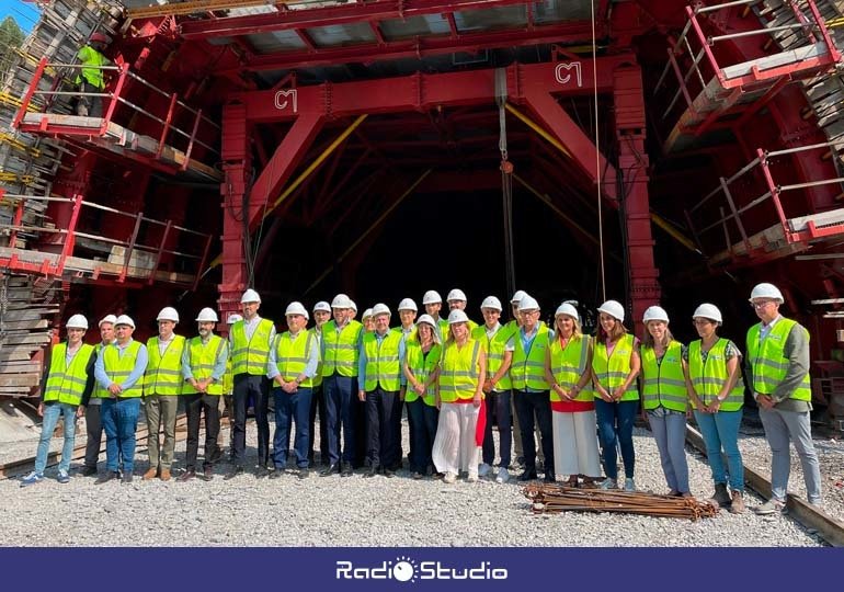 El ministro Óscar Puente visita las obras del nudo de autovías de Torrelavega junto a autoridades de Cantabria y responsables de Carreteras