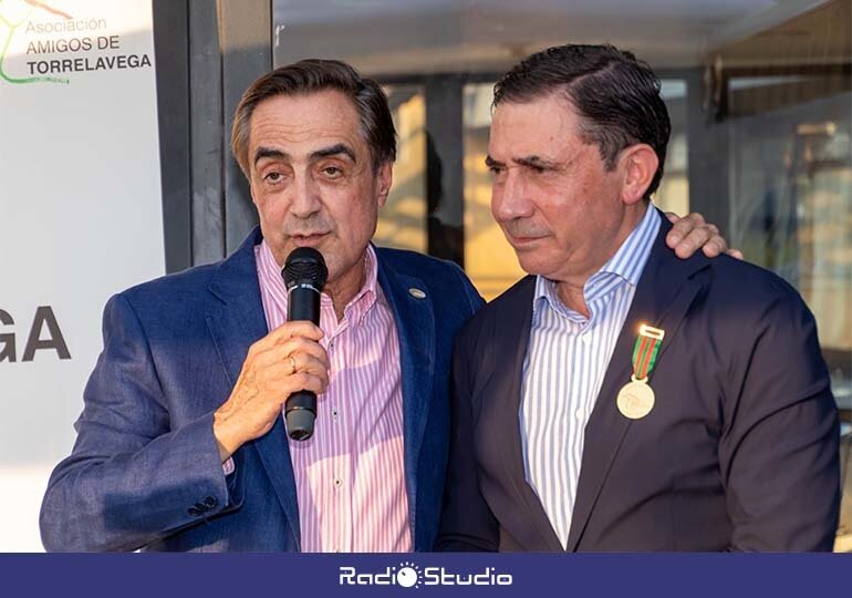 El presidente de Amigos de Torrelavega, Ildefonso Calderón, entregó la medalla al empresario 'Tony' Fernández Jove.