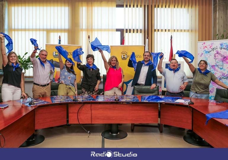 La alcaldesa, Rosa Díaz; las integrante de la familia Cueli, Nieves y Paula; el representante de Solvay, Jesús Gil; y los concejales de Festejos, Deportes, Cultura y Servicios Sociales que han participado en la elaboración del programa, Fernando Sañudo, Avelino Rodríguez, Alicia Martínez, y María José Álvarez, respectivamente.