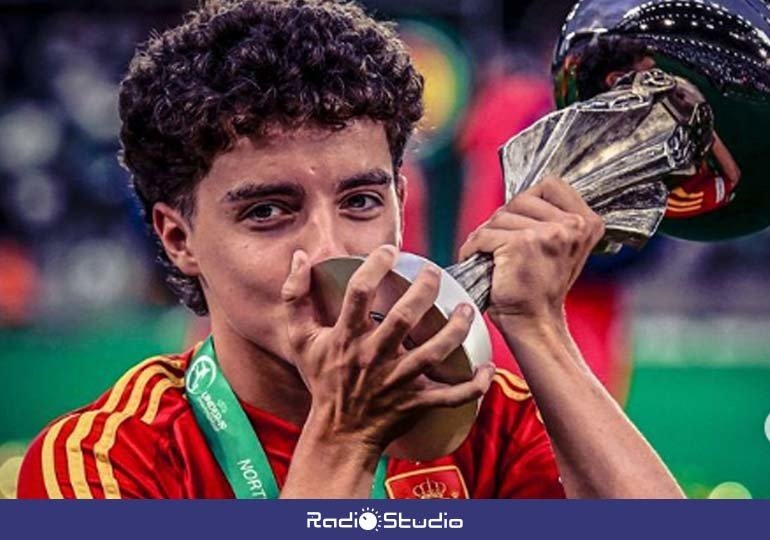 El torrelaveguense Dani Díaz con el trofeo de campeón | Foto: UEFA