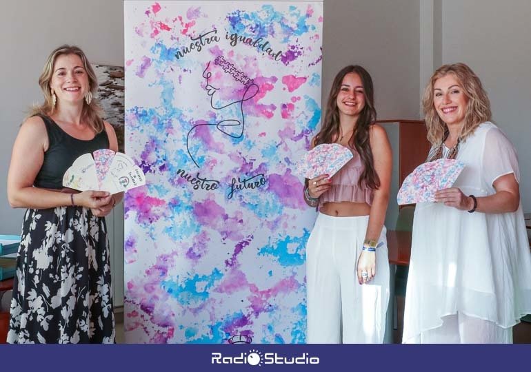 La ganadora del concurso, Aitana Barategui de la Fuente, muestra el diseño ganador y los abanicos junto a la alcaldesa, Rosas Díaz, y la concejal de Mujer y Igualdad