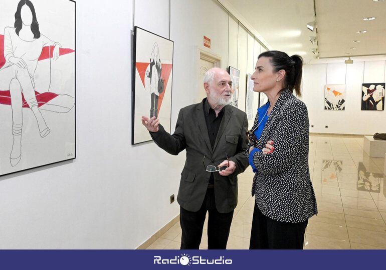 Pedro Sobrado en la inauguración de su exposición 'Naturalismo' junto a Gema Igual, alcaldesa de Santader