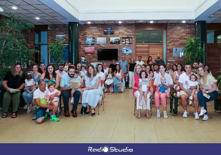 Alcaldesa y concejales con las familias durante la entrega de las ayudas al fomento a la natalidad en Polanco