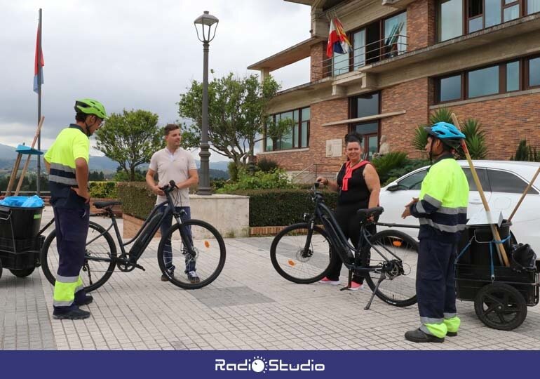 Los concejales de Medio Ambiente y Empleo, Isabel Herrera y David Esteban, junto a los trabajadores de las patrullas verdes