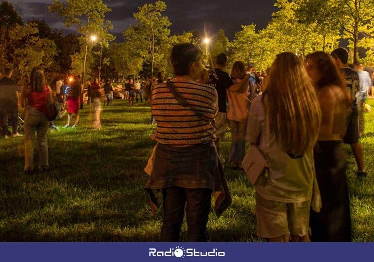 Vecinos presencian los fuegos artificiales de Torrelavega | Foto: Ayto Torrelavega