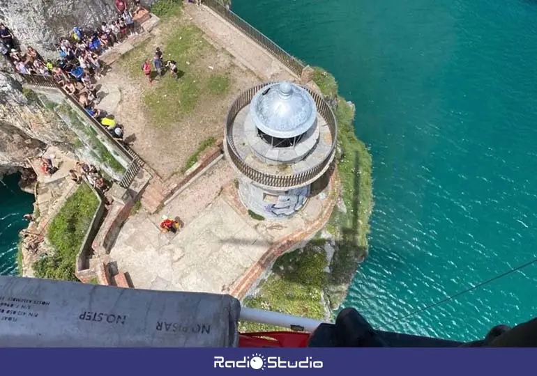 Un rescate en el Faro del Caballo de Santoña