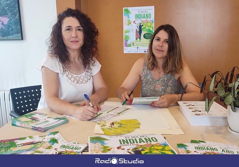 La concejala de Cultura, Vanesa Sánchez, junto a la concejala María Luisa Iglesias presentando el cartel del XV Día del Indiano