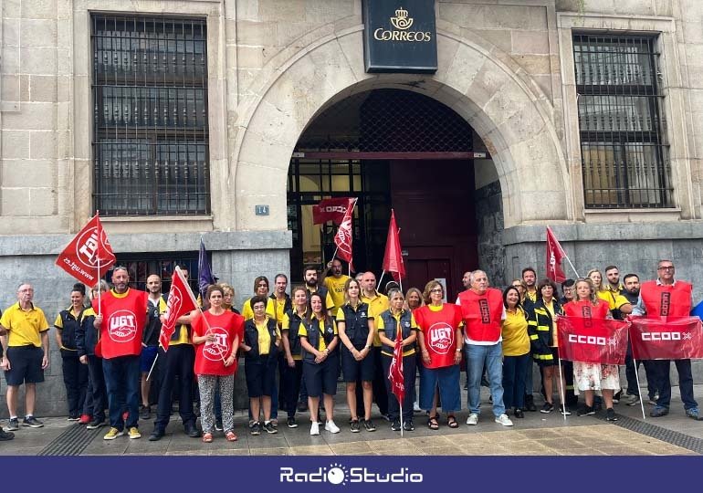 Concentración de la plantilla frente a la puerta de la oficina de Correos de Torrelavega | Foto: Radio Studio