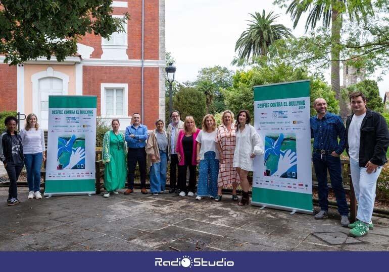 Foto de familia de la presentación del desfile solidario contra el Bullying que se celebrará en Polanco