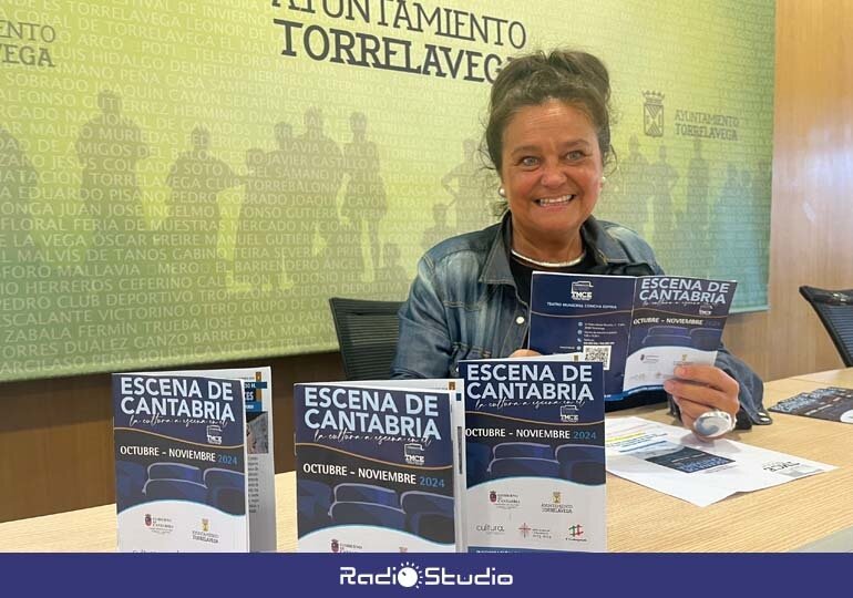 La concejala de Cultura de Torrelavega, Esther Vélez, presenta el programa de 'Escena de Cantabria' | Foto: Radio Studio