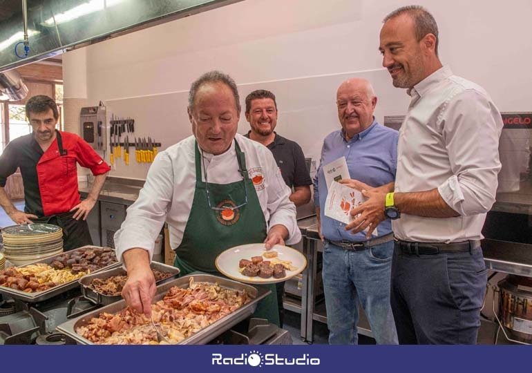 Javier López Estrada y Jesús Sánchez asisten a la presentación de la nueva receta | Foto: Ayto